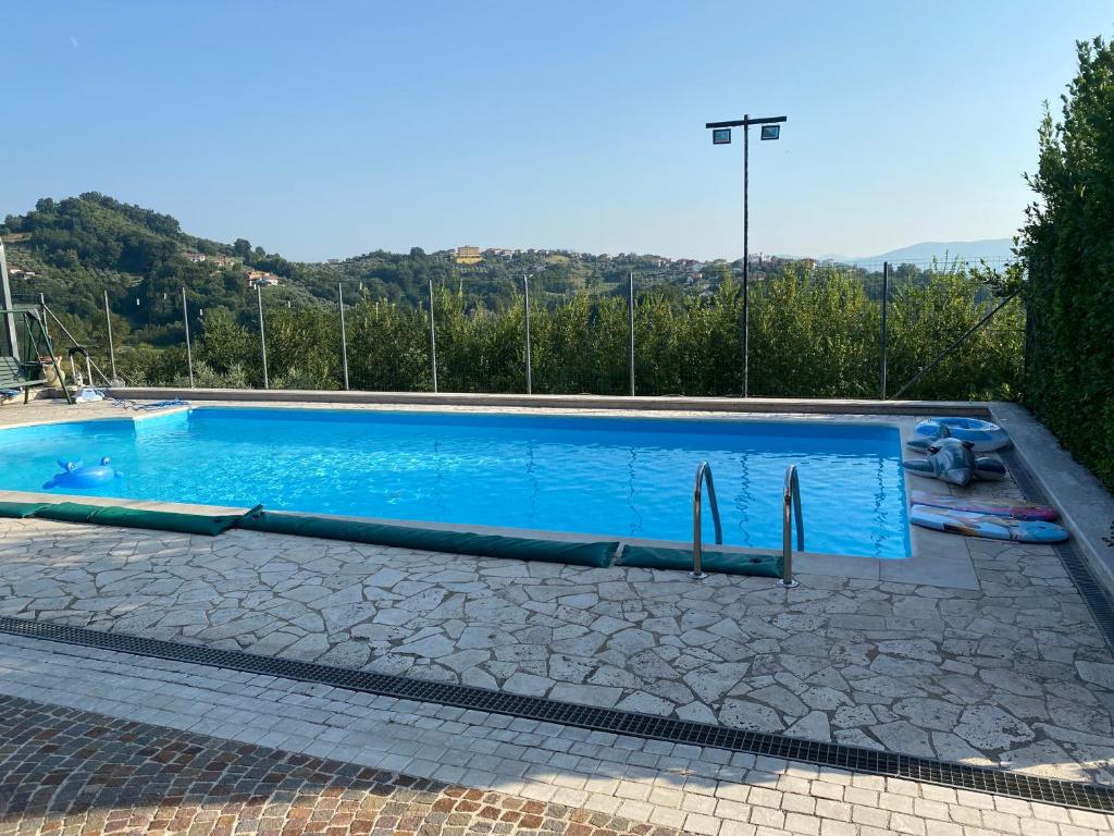 een groot zwembad met blauw water bij La Casa di Tamy in Boville Ernica