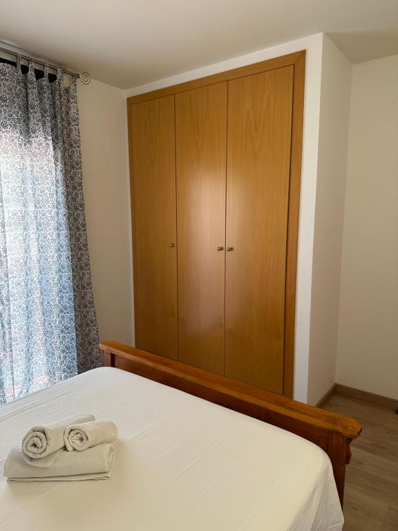 Posteľ alebo postele v izbe v ubytovaní PIS AMB PARQUING AL CENTRE DE PALAMóS