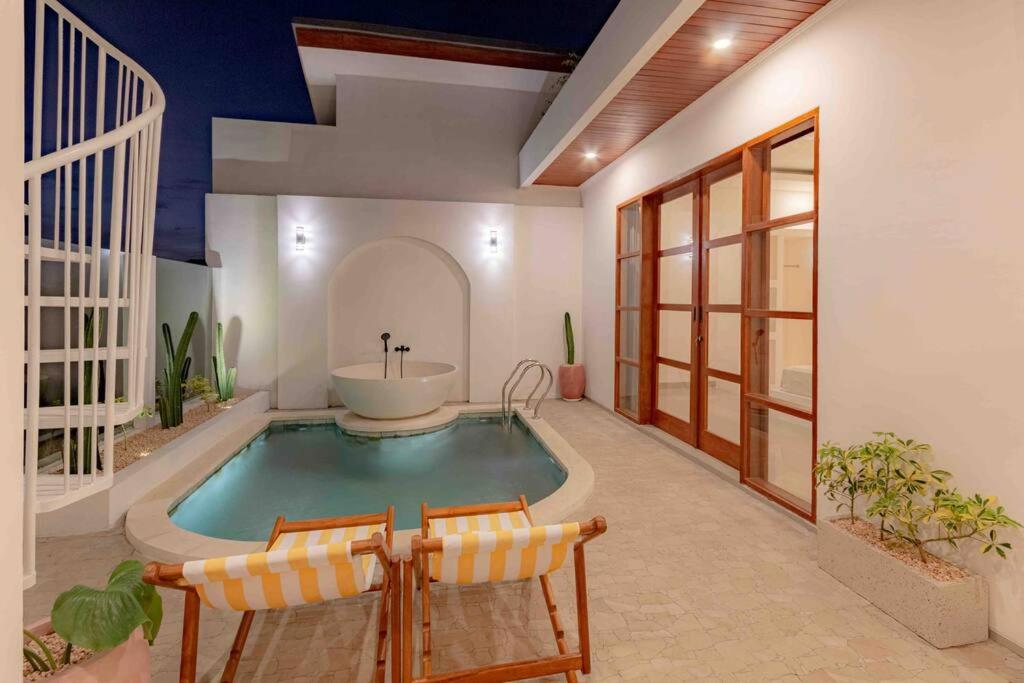 ein großes Bad mit einer Badewanne und einer Badewanne in der Unterkunft Modern Tropical Escape 1bd in Canggu