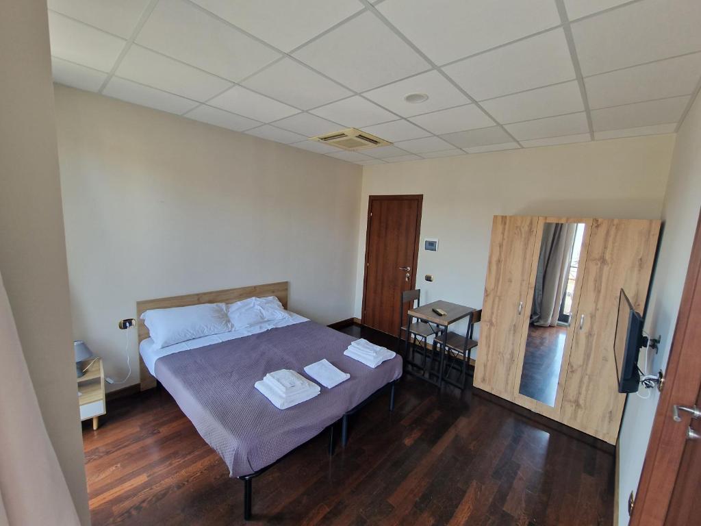 A bed or beds in a room at FRANK'S HOUSE