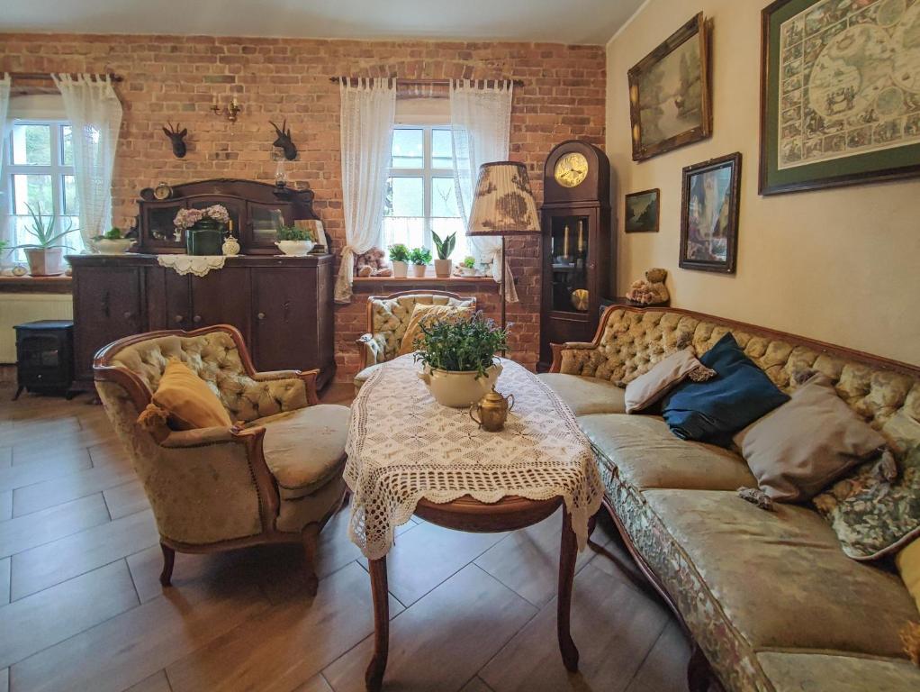 a living room with a couch and a table at Stara Willa in Jagniątków