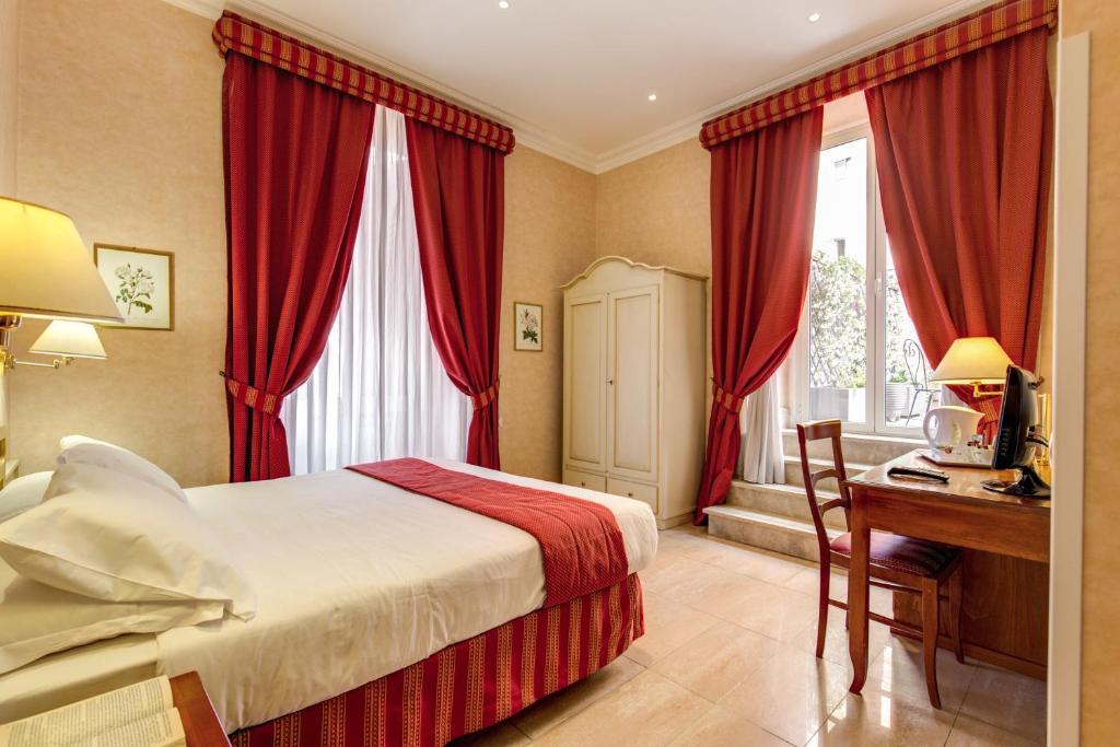 Кровать или кровати в номере Roman Terrace