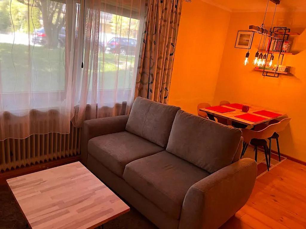sala de estar con sofá y mesa en Schnuckeliges Appartement in Prien am Chiemsee, en Prien am Chiemsee