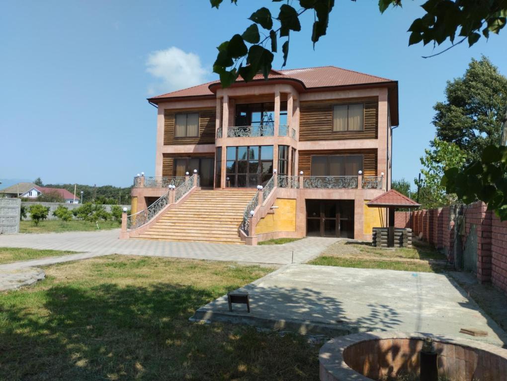 ein Haus mit einer großen Treppe davor in der Unterkunft Astara Paradise Villa in Astara