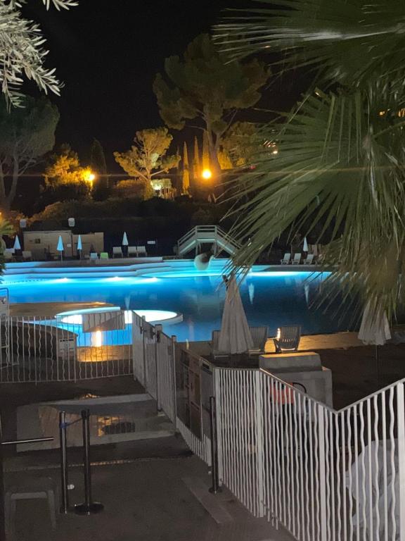ein Pool in der Nacht mit blauen Lichtern in der Unterkunft L'écrin du Cap Esterel in Saint-Raphaël