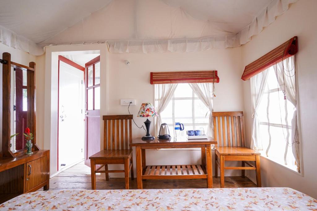 Postel nebo postele na pokoji v ubytování Moksham Himalayan Campsite Pangot