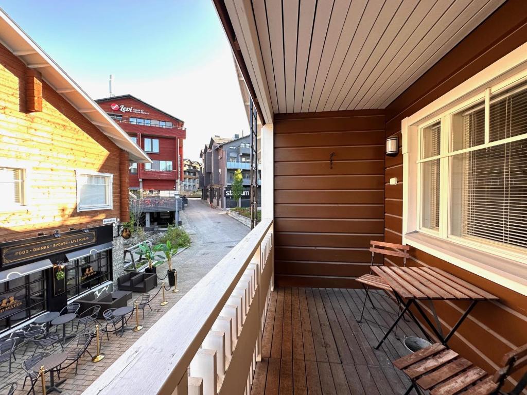 列維的住宿－Levin Keskusta, Marjanalppi A3，大楼内带桌椅的阳台