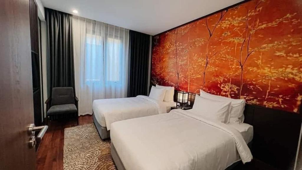 a hotel room with two beds and a painting on the wall at WYNDHAM LYNN TIMES THANH THỦY - KHU NGHỈ DƯỠNG KHOÁNG NÓNG in Phú Thọ