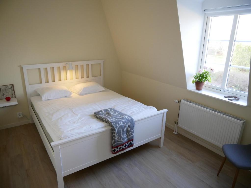 Postel nebo postele na pokoji v ubytování Jädra Gårdshotel