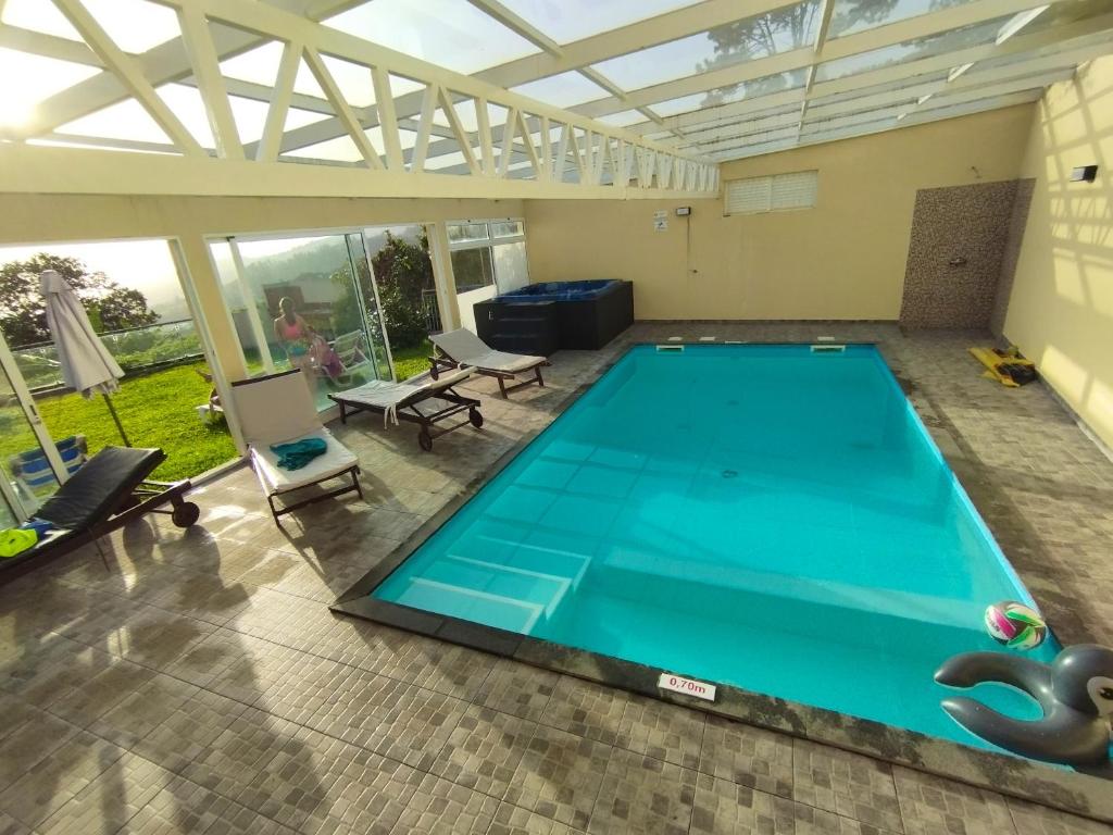Výhled na bazén z ubytování One bedroom house with shared pool and wifi at Arcos da calheta nebo okolí