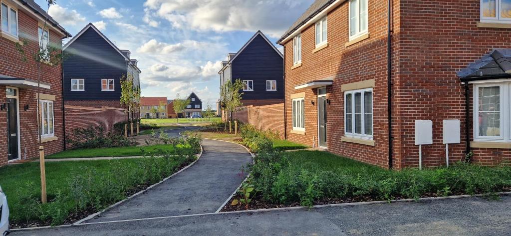 un vicolo tra due case di mattoni con vialetto di Brand new Entire 4-Bed House in Peterborough a Peterborough