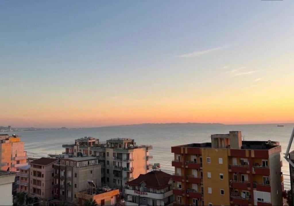 uitzicht op de stad bij zonsondergang met gebouwen bij Mikael Apartment in Durrës