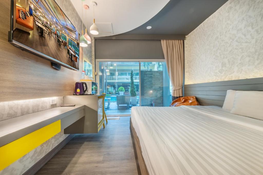 Qiu Hotel Sukhumvit - BTS On Nut Station - 池畔豪华房