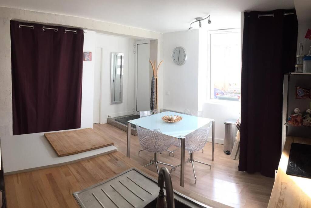 ein Wohnzimmer mit einem weißen Tisch und einem Fenster in der Unterkunft T2 St Martin du Touch AIRBUS Quiet and spacious in Toulouse