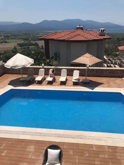 Bazén v ubytování Villa Yılmaz nebo v jeho okolí
