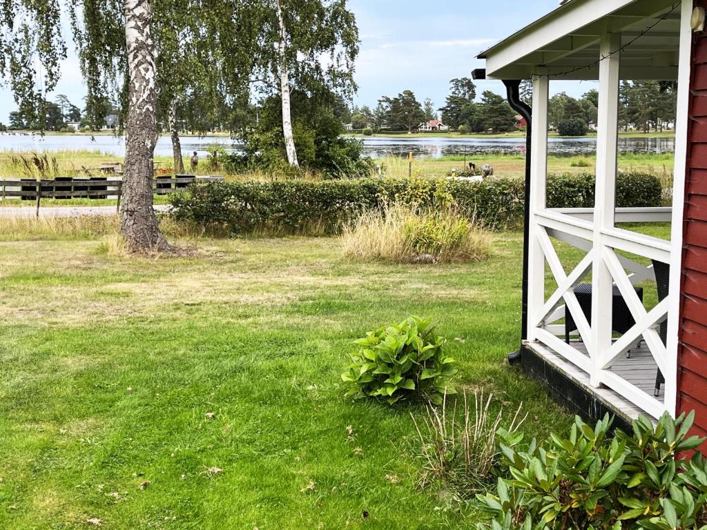 Zahrada ubytování Nice holiday home in Skappevik with sea view
