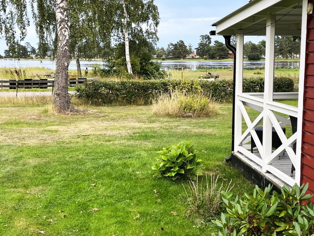 una puerta blanca en el lateral de una casa en Nice holiday home in Skappevik with sea view en Bergkvara