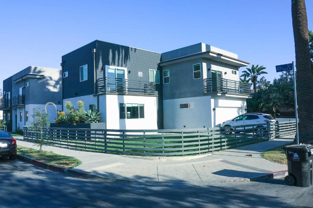 洛杉磯的住宿－4BR/4BR modern house at Mid-city，前面有停车位的房子