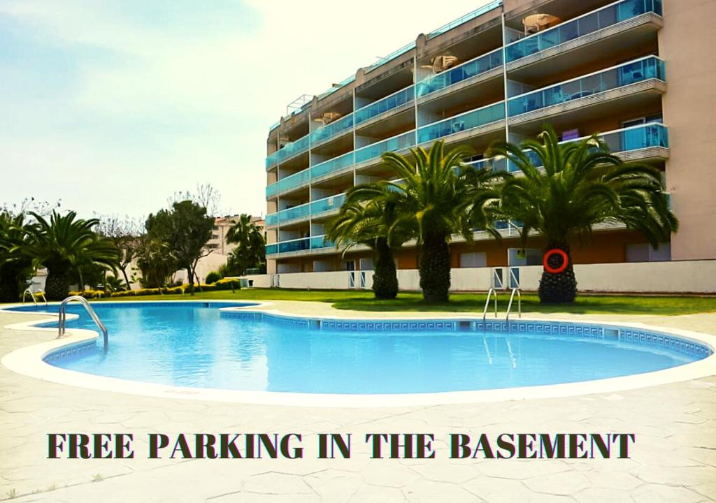 サロウにあるAppartement Carrer del fonollの地下の無料駐車場を利用できます。
