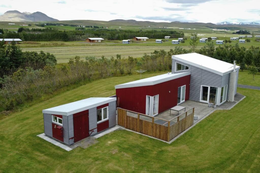 eine Aussicht auf ein kleines Haus auf einem Feld in der Unterkunft Stunning house - amazing scenery in Hvolsvöllur