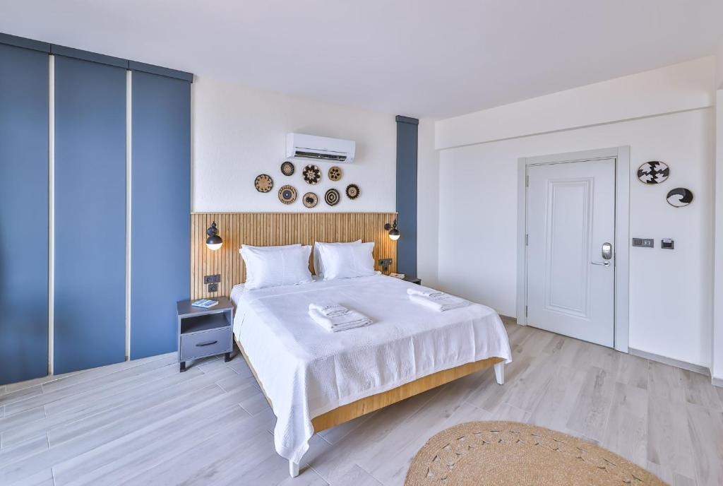 Postel nebo postele na pokoji v ubytování Kas Athena Hotel