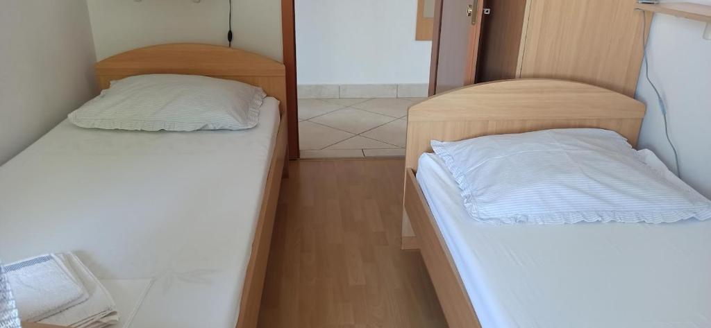 Posteľ alebo postele v izbe v ubytovaní Apartmani Zulin