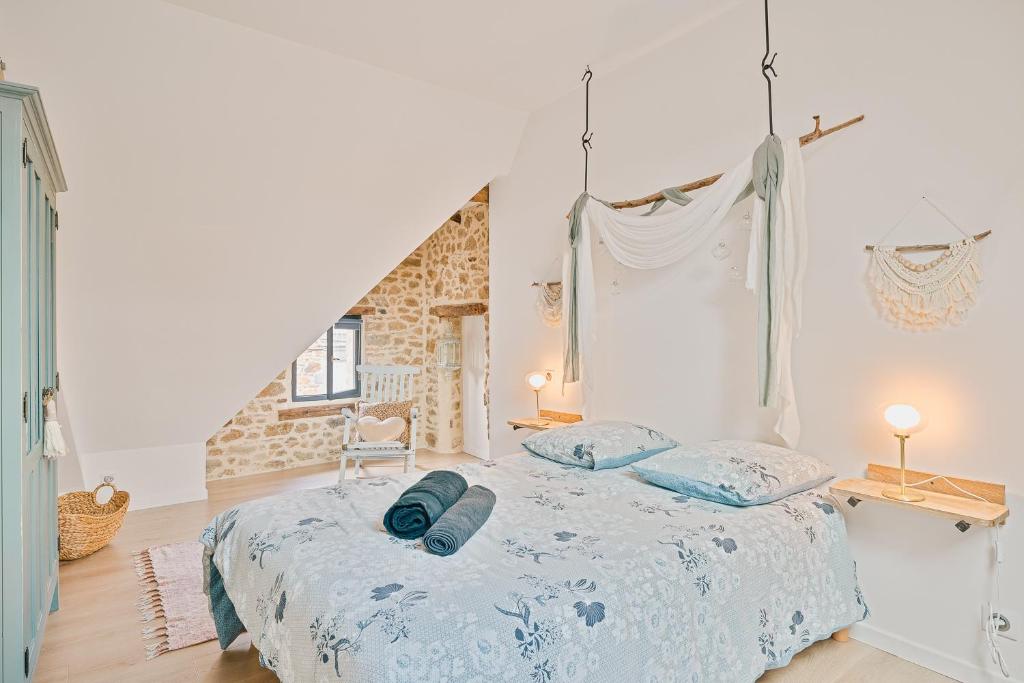 Posteľ alebo postele v izbe v ubytovaní Manor of Pont Gris Saint-Malo