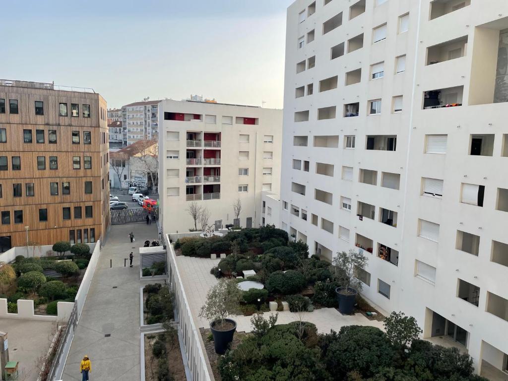 une vue aérienne sur une ville avec des bâtiments dans l'établissement chez Catherine tres beau logement tout équipé et proche des transports, à Marseille