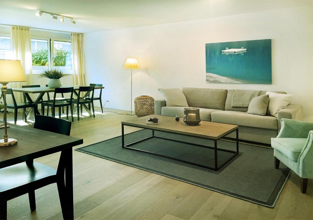 uma sala de estar com um sofá e uma mesa em Stay at Night - Moonlight em Zürich