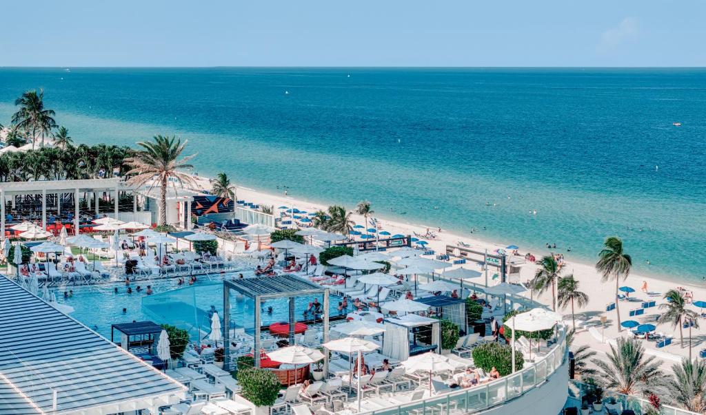 フォート・ローダーデールにあるBeachfront-Spacious W Residenceのビーチとリゾートのプールの空からの景色を望めます。
