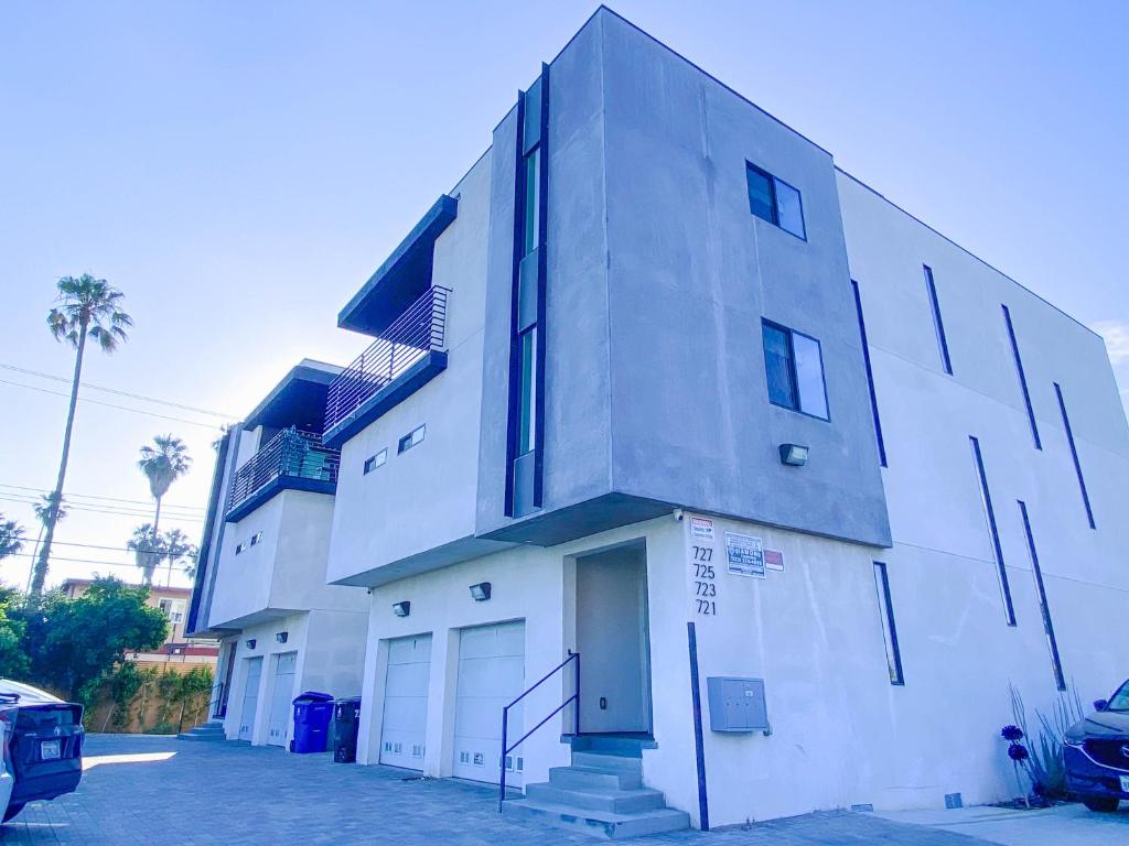 洛杉磯的住宿－Stylish 3 BR/3BR family house，白色的大建筑,有天际