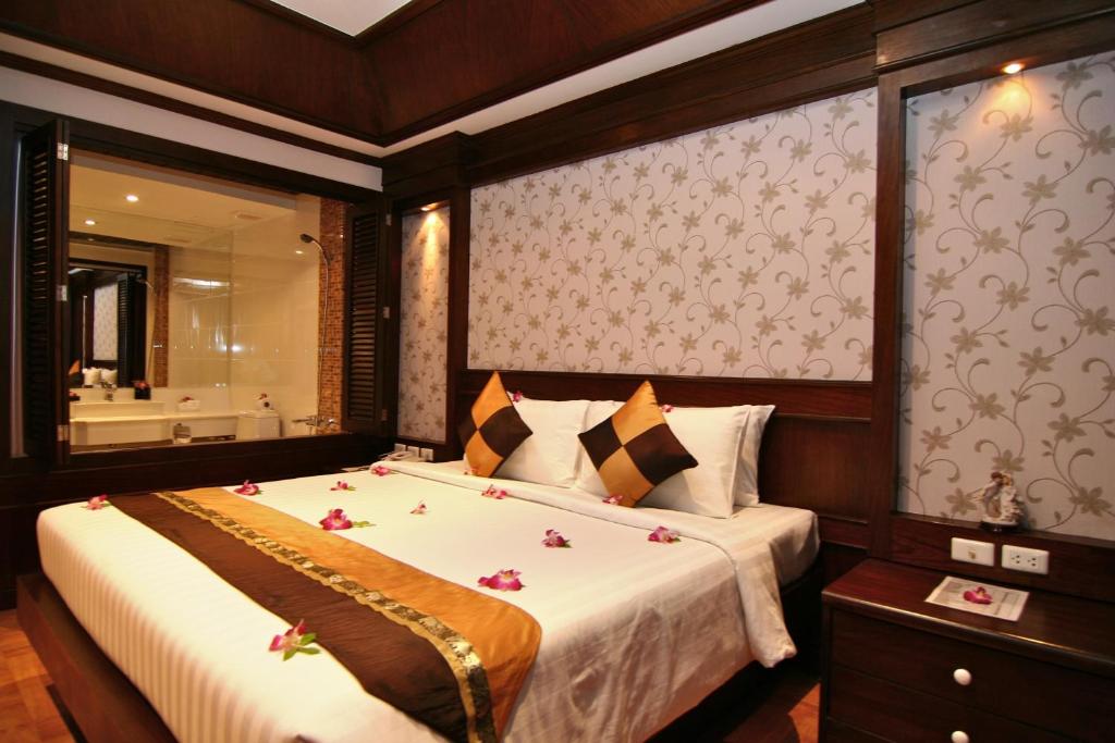 Postel nebo postele na pokoji v ubytování Rayaburi Hotel, Patong