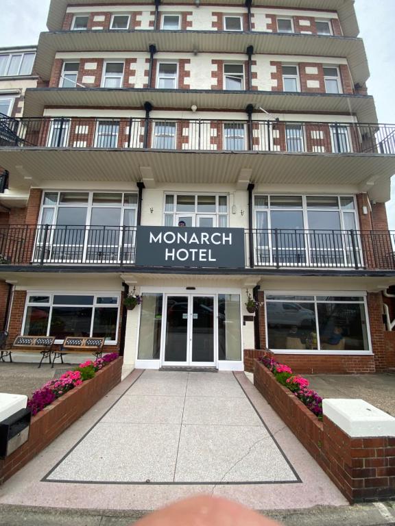 ein Hotel mit einem Schild, das monatliches Hotel liest in der Unterkunft Monarch Hotel in Bridlington