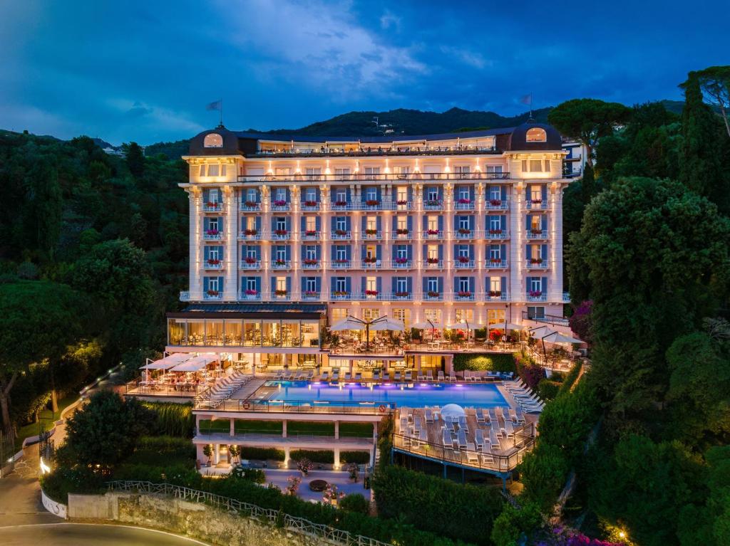 un hotel con piscina frente a un edificio en Grand Hotel Bristol Spa Resort, by R Collection Hotels en Rapallo