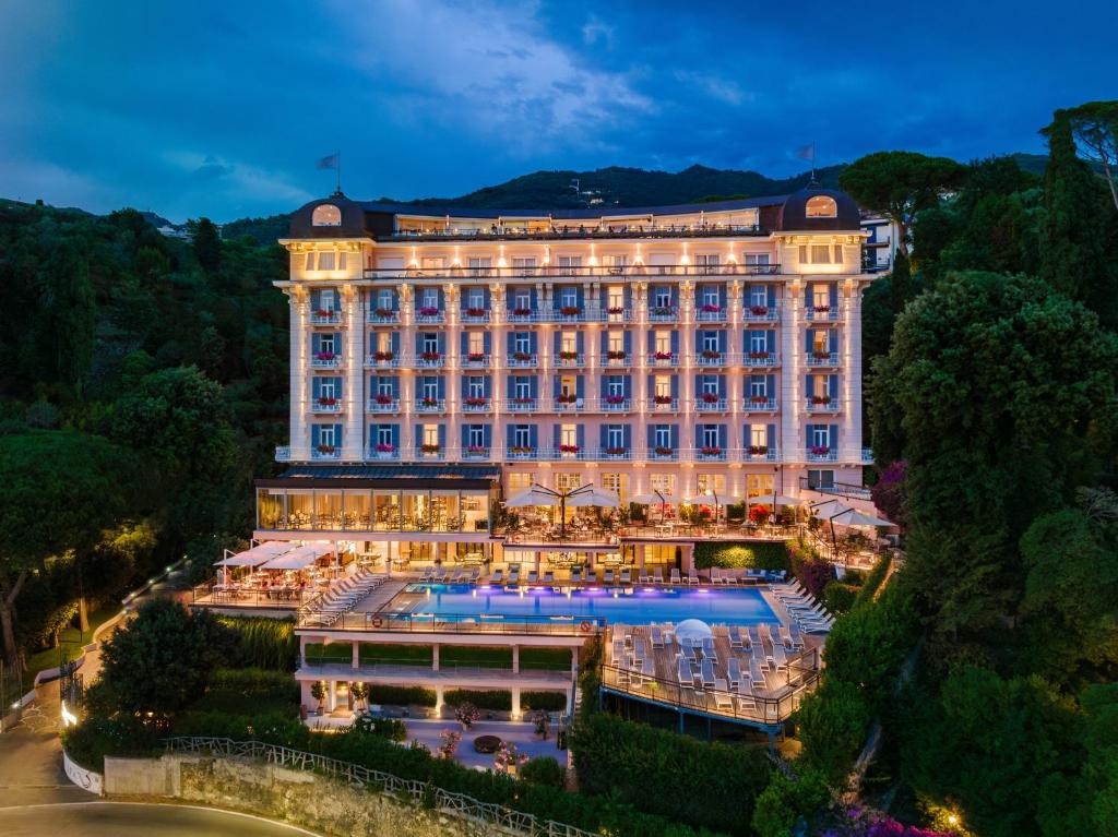 un hotel con piscina di fronte a un edificio di Grand Hotel Bristol Spa Resort, by R Collection Hotels a Rapallo