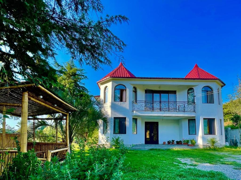 uma grande casa branca com um telhado vermelho em Villa in Chakvi em Chakvi