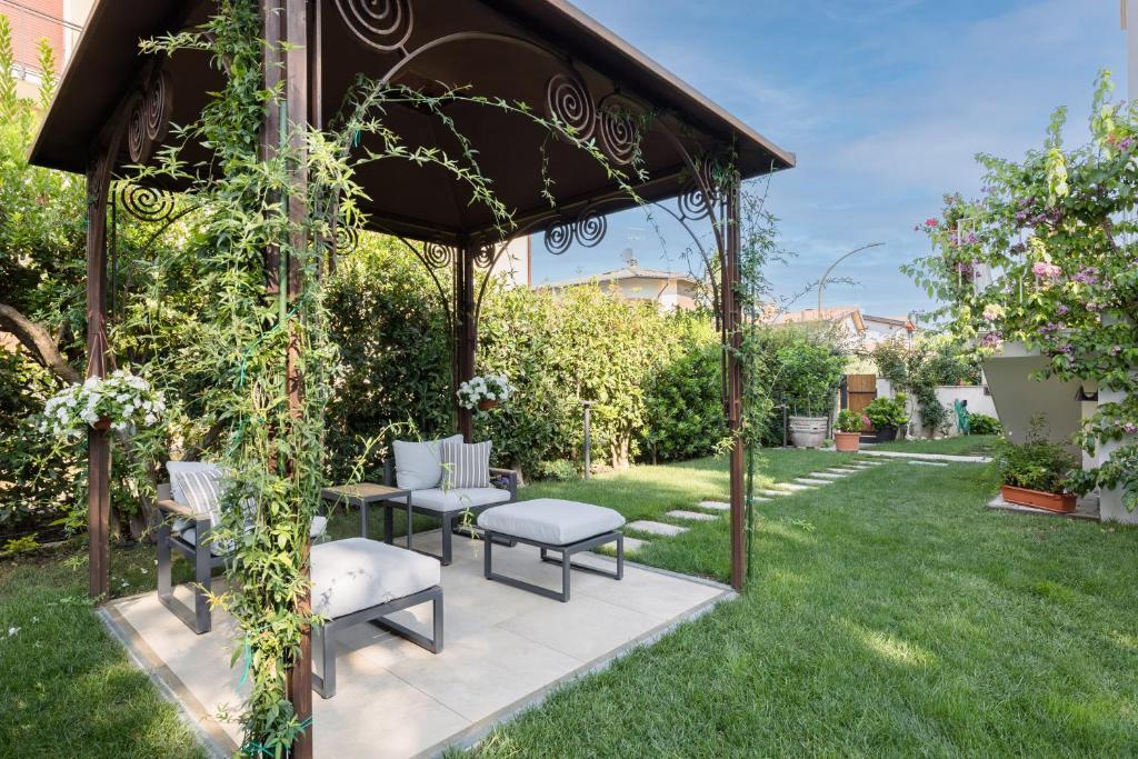 Vonkajšia záhrada v ubytovaní Charming Sirmione