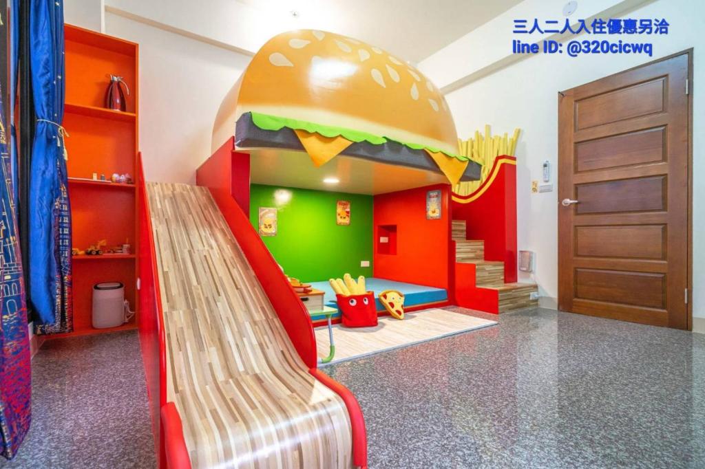 una sala giochi per bambini con un hamburger sul muro di Cute ohpa BnB a Luodong