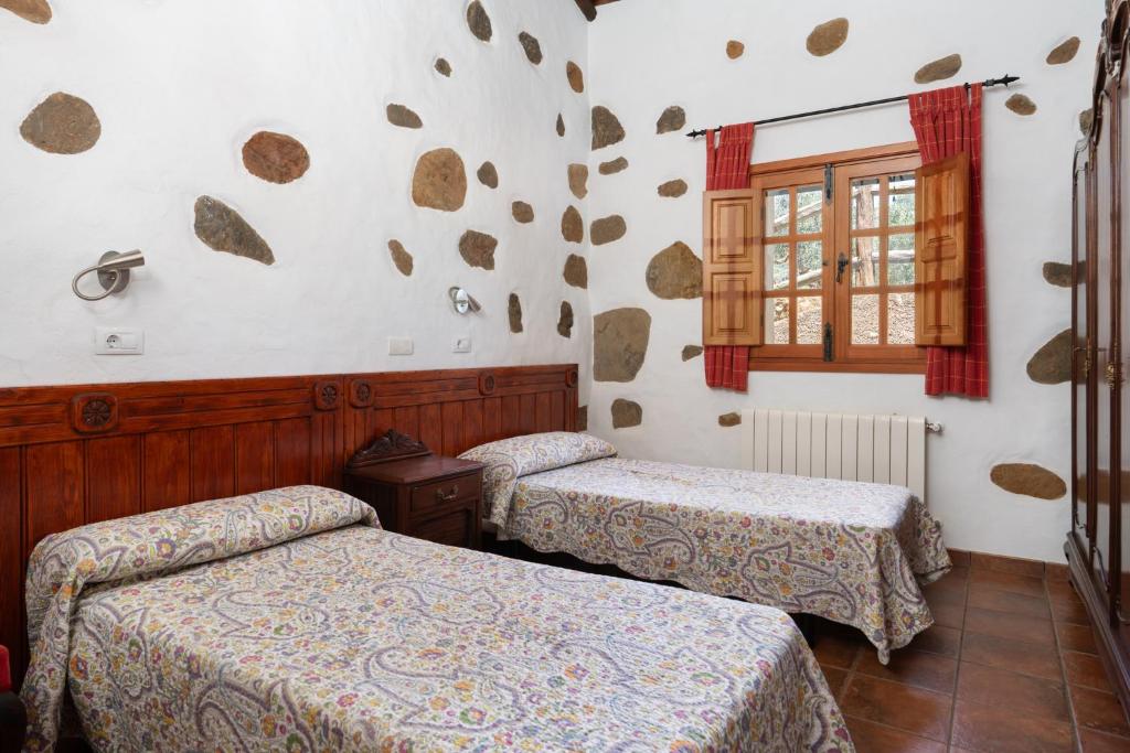 A bed or beds in a room at Casa Rural Tinamar