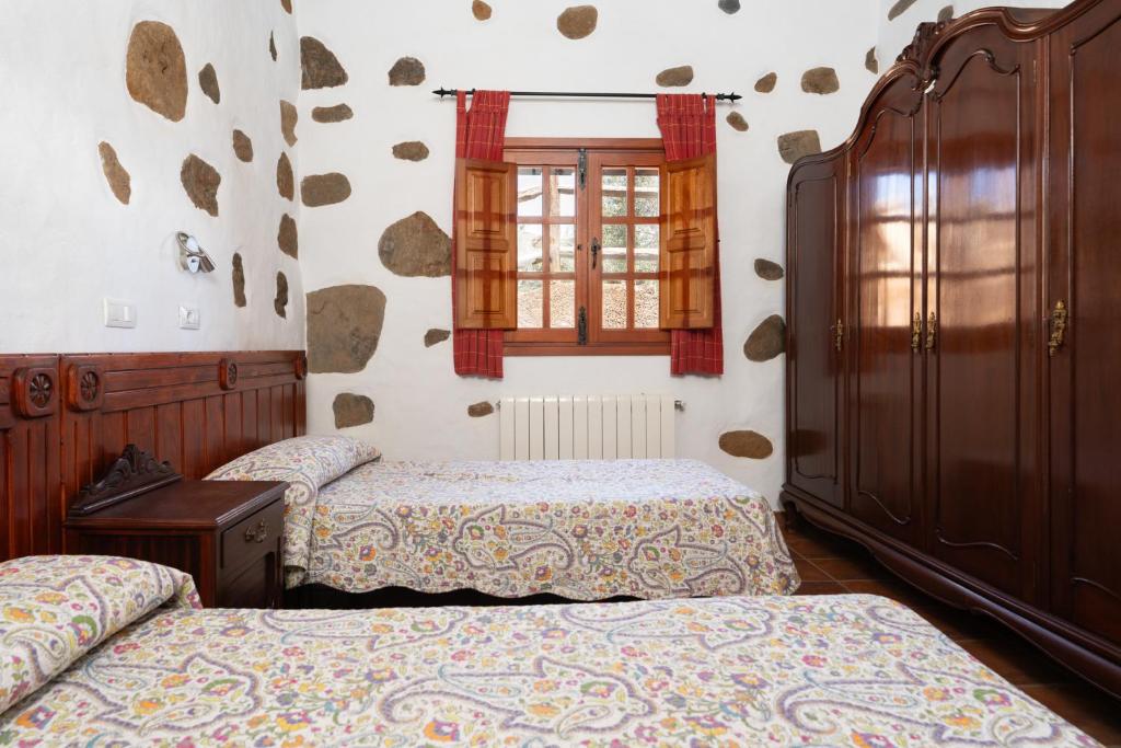 A bed or beds in a room at Casa Rural Tinamar