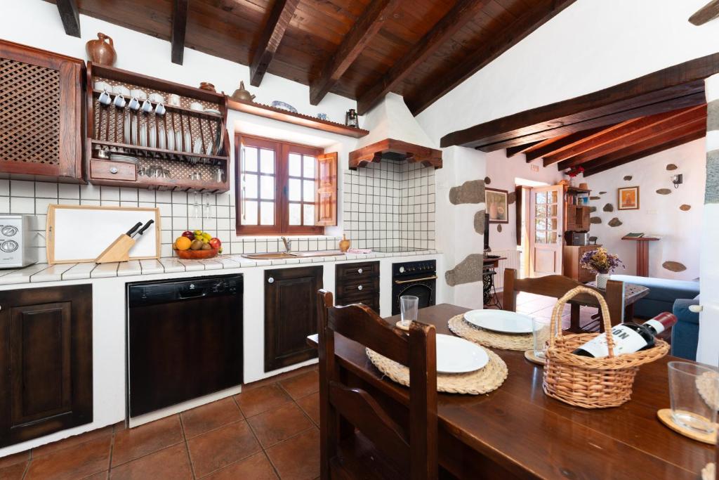 A kitchen or kitchenette at Casa Rural Tinamar