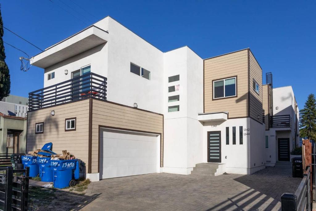 ロサンゼルスにあるCheerful 4BR home with parking in East Hollywoodの大白い家