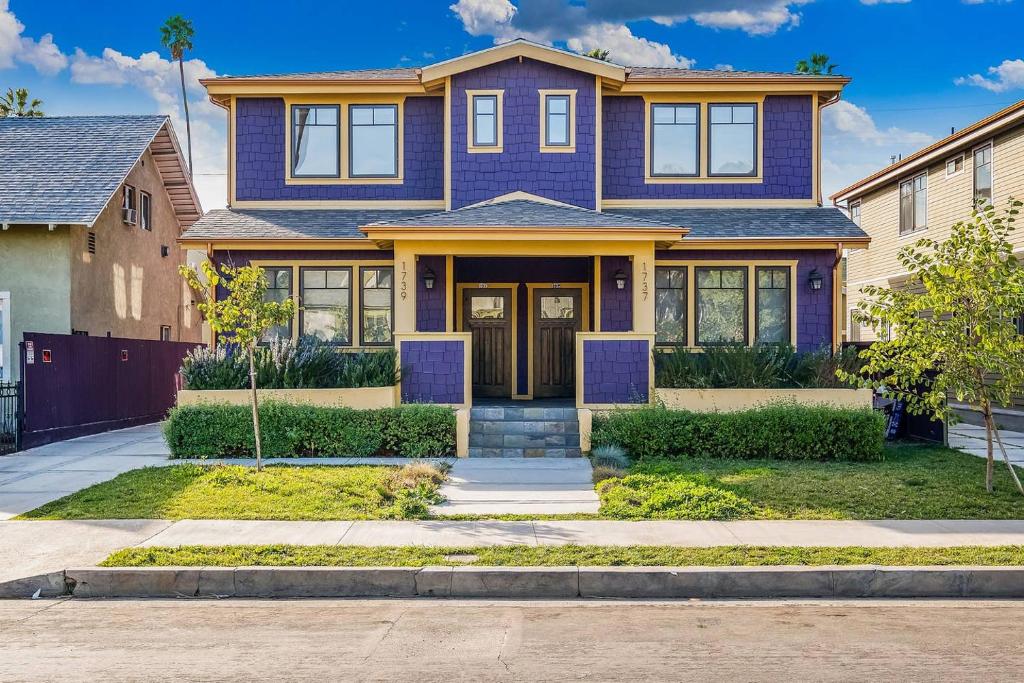 洛杉磯的住宿－Comfy 4BR home near Korea Town，一座紫色的房屋