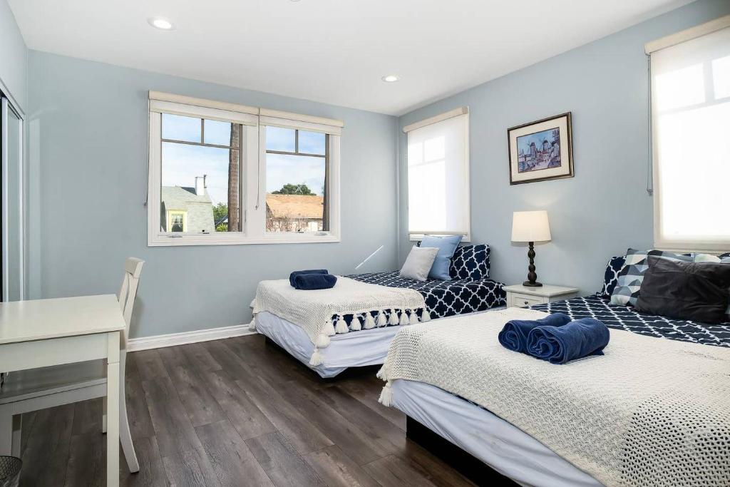Una cama o camas en una habitación de Stylish 4 BR house near Korea Town (Central LA)