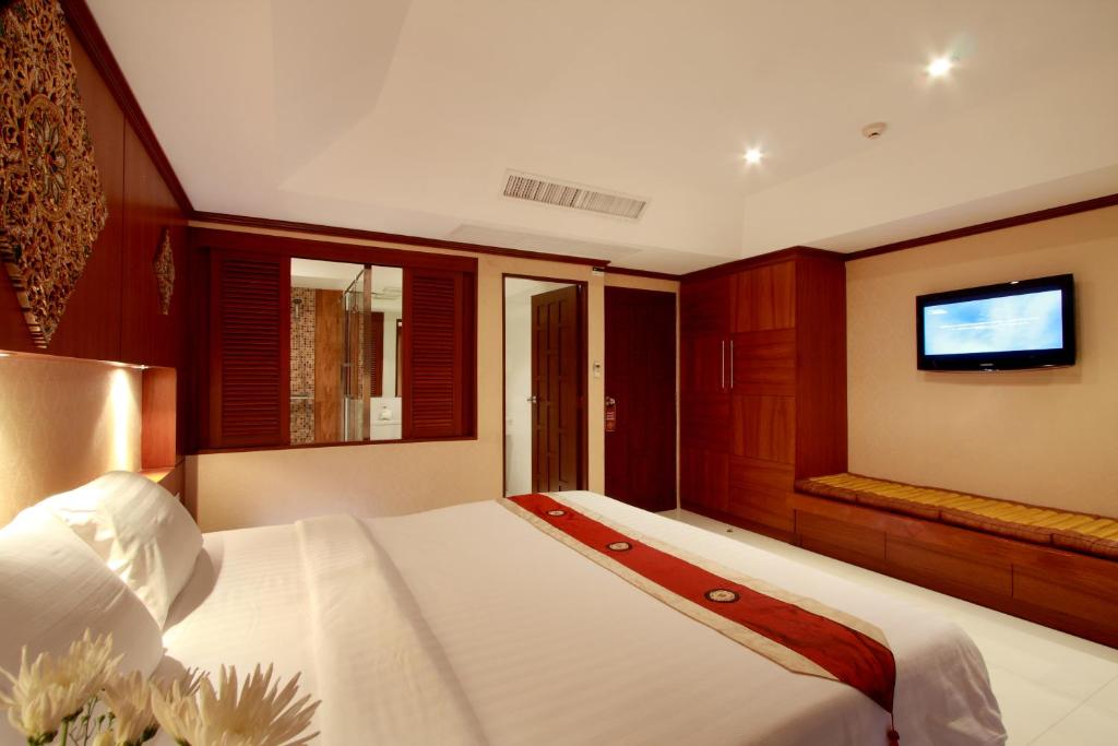 Postel nebo postele na pokoji v ubytování Rayaburi Hotel, Patong