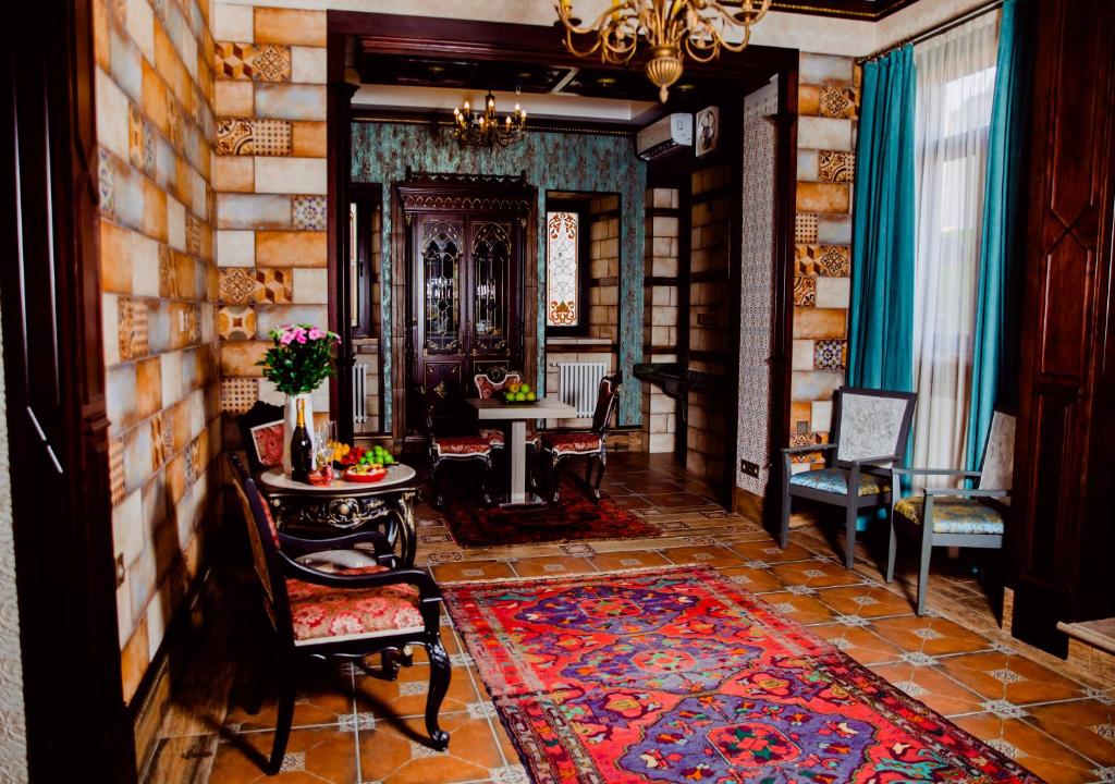 corridoio con una stanza con tavolo e sedie di Royal Historical Boutique Hotel a Baku