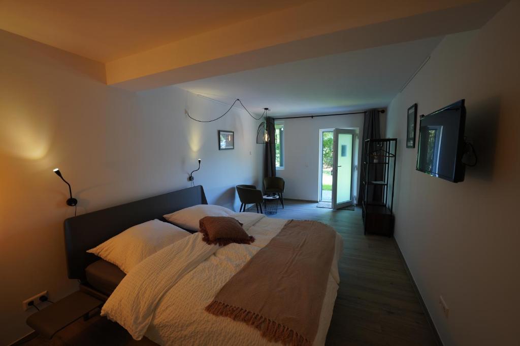 sypialnia z dużym łóżkiem w pokoju w obiekcie B&B Alferweiher w mieście Echternach