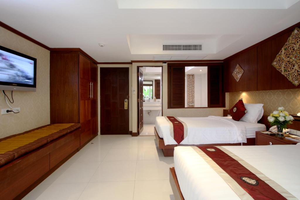 Postel nebo postele na pokoji v ubytování Rayaburi Hotel, Patong