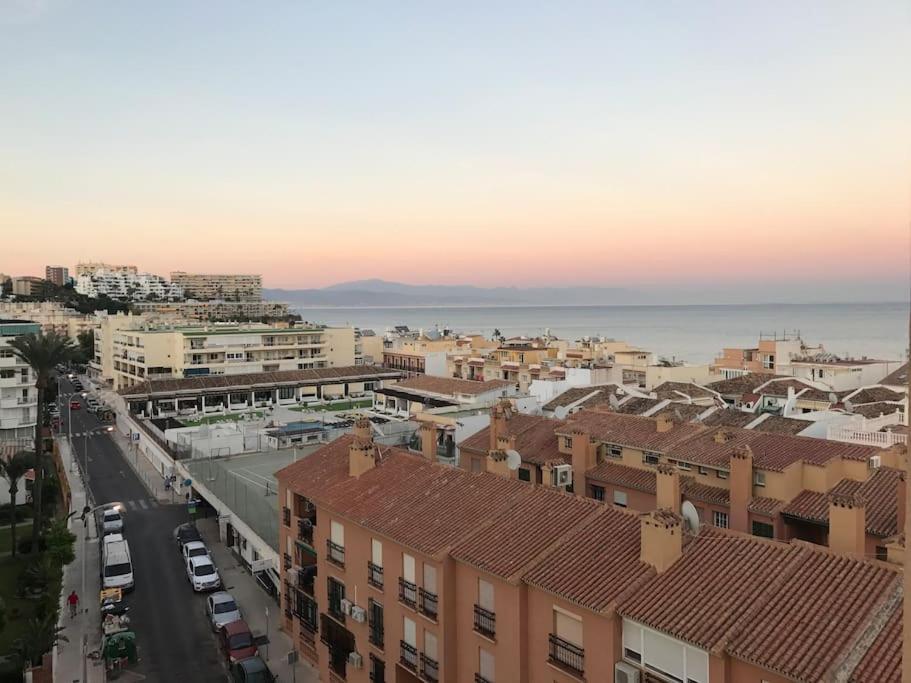 una vista aérea de una ciudad con edificios y el océano en Apartamento en La Carihuela (Torremolinos), en Torremolinos