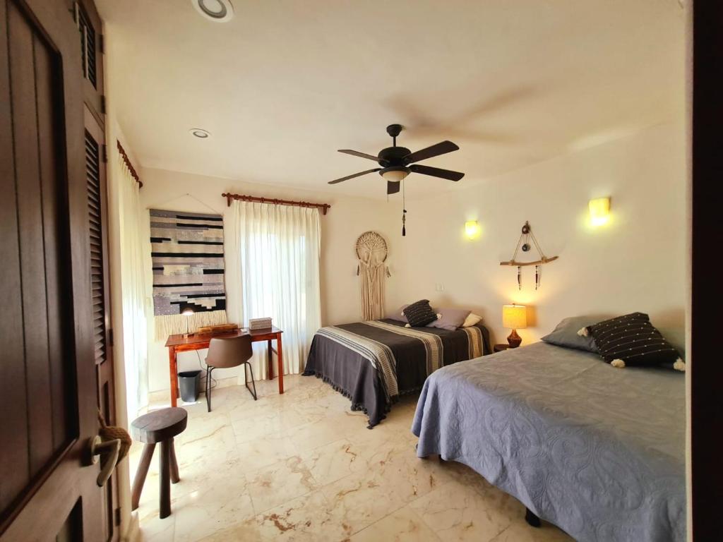 Postel nebo postele na pokoji v ubytování STYLISH OCEANFRONT CONDO with POOL